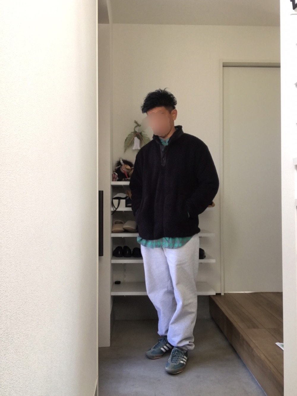 ブラック系のその他トップス、グリーン系のシャツ/ブラウス、グレー系のその他パンツを着用したメンズの冬コーディネートの2枚目の写真