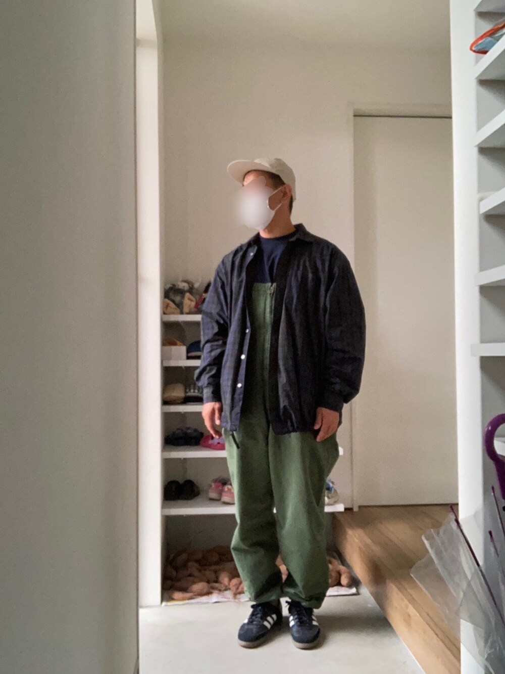 その他のシャツ/ブラウス、グリーン系のサロペット/オーバーオール、ブルー系のTシャツ/カットソーを着用したメンズの秋コーディネートの2枚目の写真