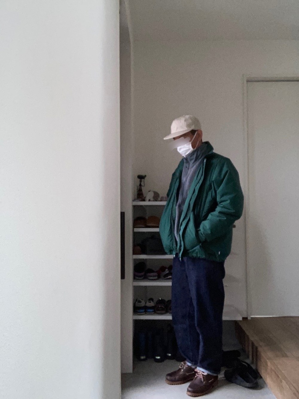 グレー系のその他アウター、グリーン系のナイロンジャケット、ブルー系のデニムパンツを着用したメンズの秋コーディネートの2枚目の写真