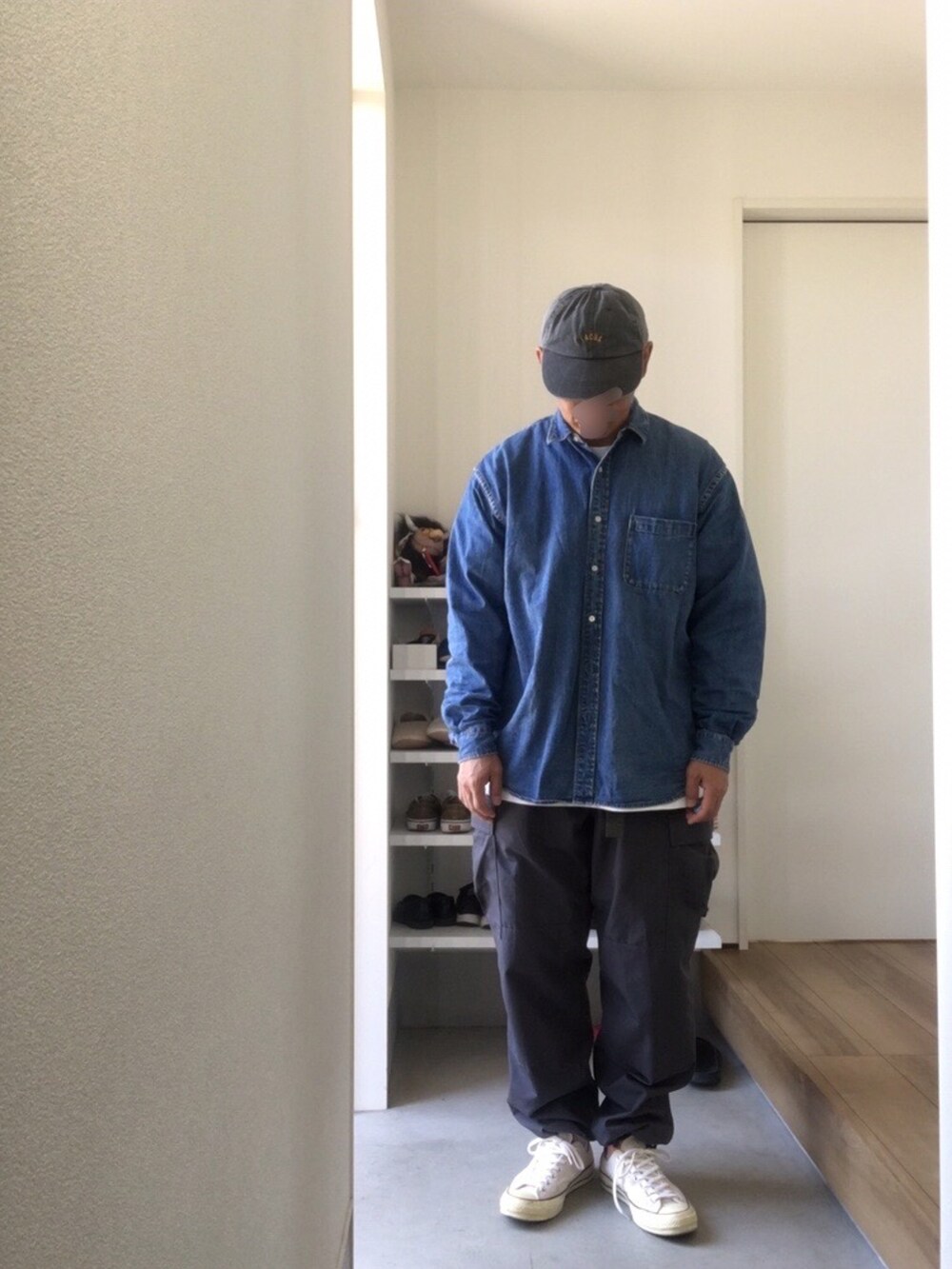 ブルー系のシャツ/ブラウス、ホワイト系のTシャツ/カットソー、グレー系のカーゴパンツを着用したメンズの秋コーディネートの2枚目の写真