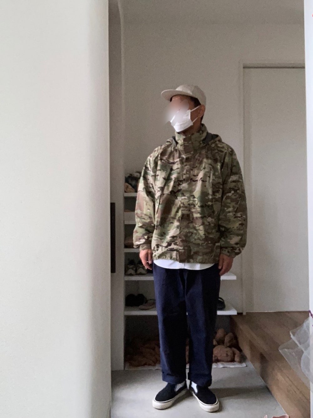 グリーン系のミリタリージャケット、ブルー系のチノパンツ、ホワイト系のシャツ/ブラウスを着用したメンズの秋コーディネートの2枚目の写真