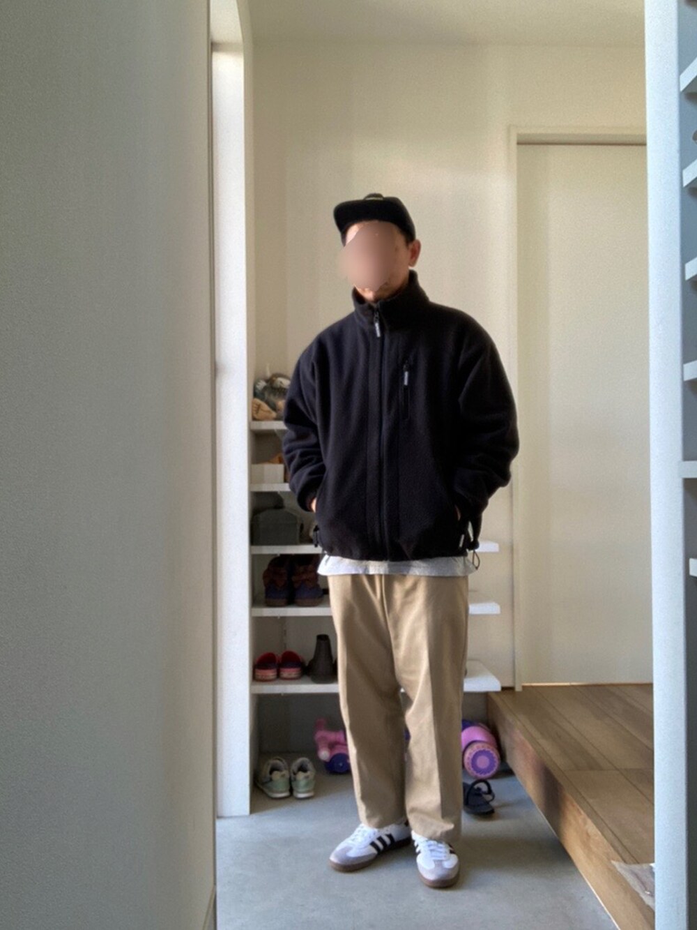 ブラック系のその他アウター、ブラック系のスウェット、グレー系のTシャツ/カットソーを着用したメンズの冬コーディネートの2枚目の写真