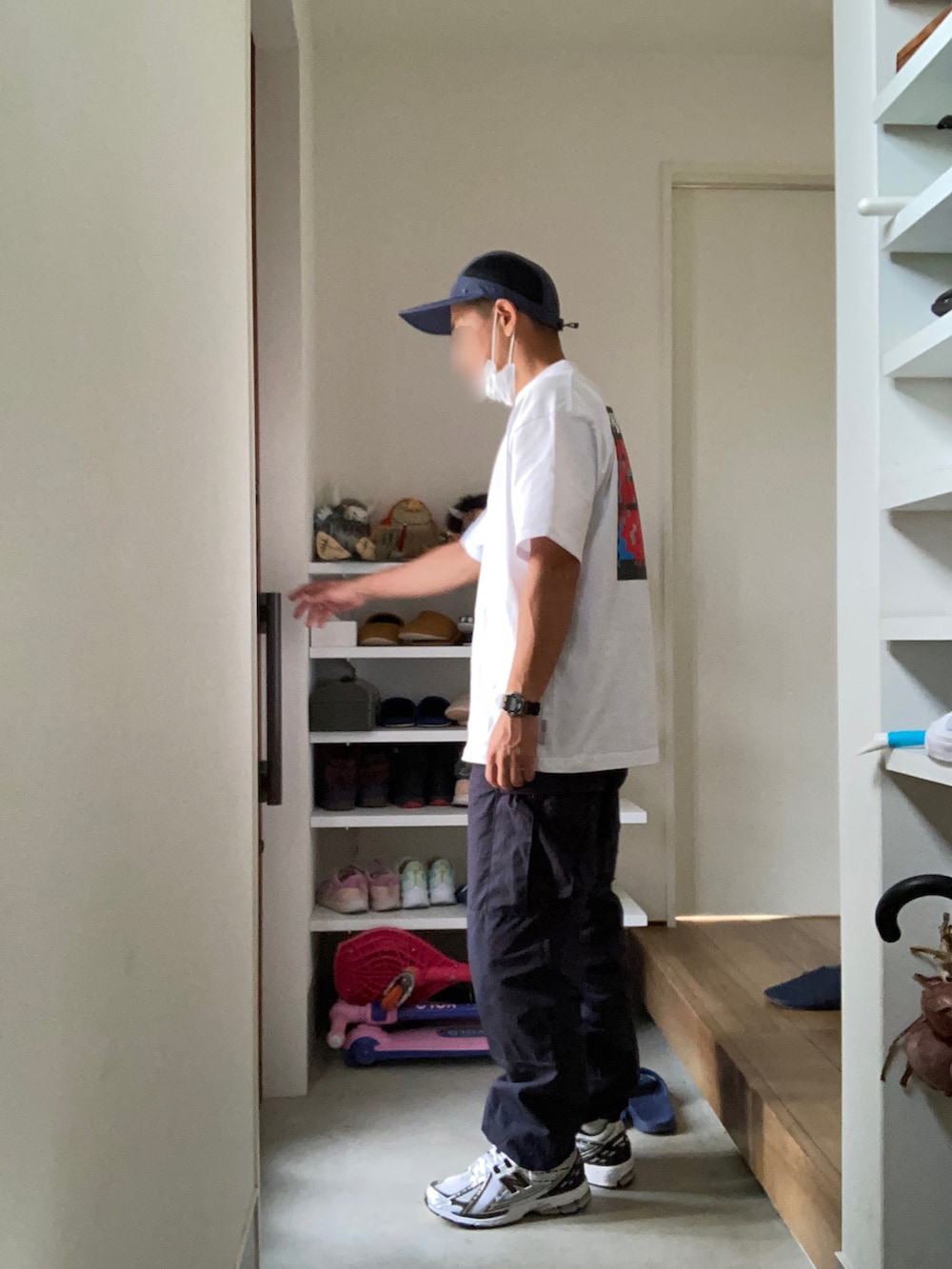 ホワイト系のTシャツ/カットソー、ブルー系のカーゴパンツ、ホワイト系のスニーカーを着用したメンズの夏コーディネートの2枚目の写真