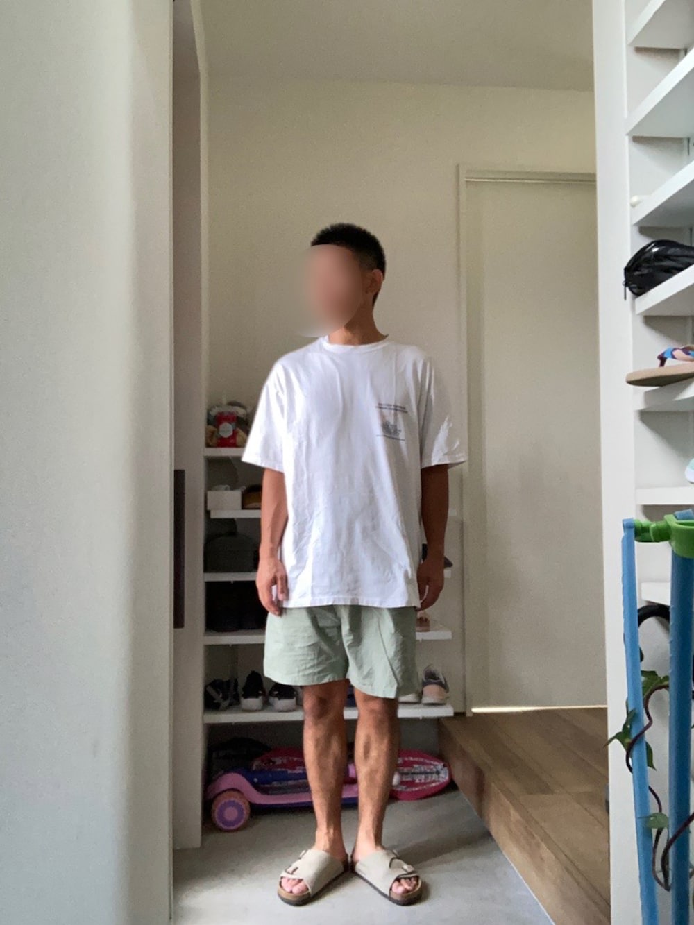ホワイト系のTシャツ/カットソー、グリーン系のその他パンツ、グレー系のサンダルを着用したメンズの夏コーディネートの2枚目の写真