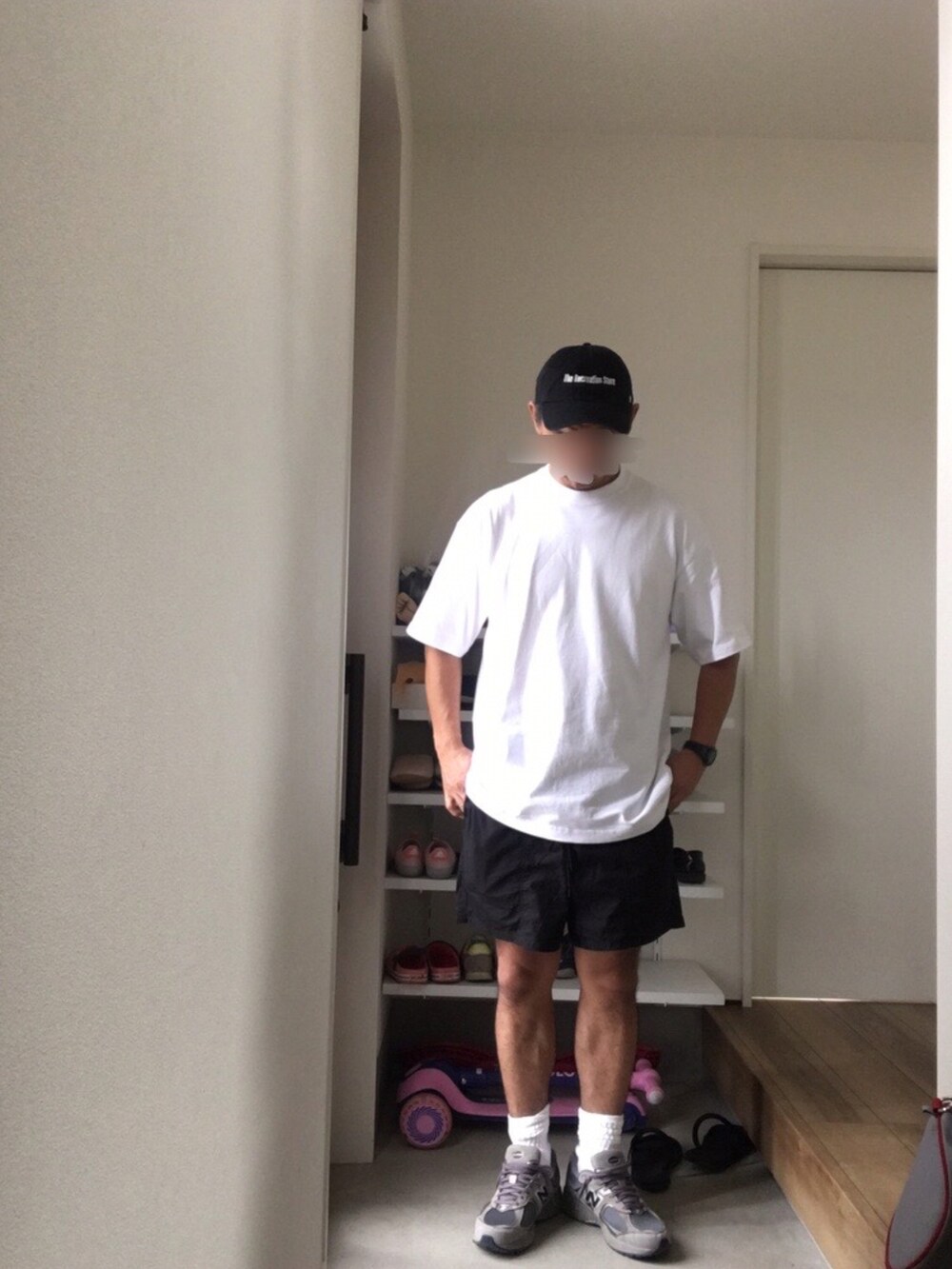 ホワイト系のTシャツ/カットソー、ブラック系のその他パンツ、グレー系のスニーカーを着用したメンズの夏コーディネートの2枚目の写真