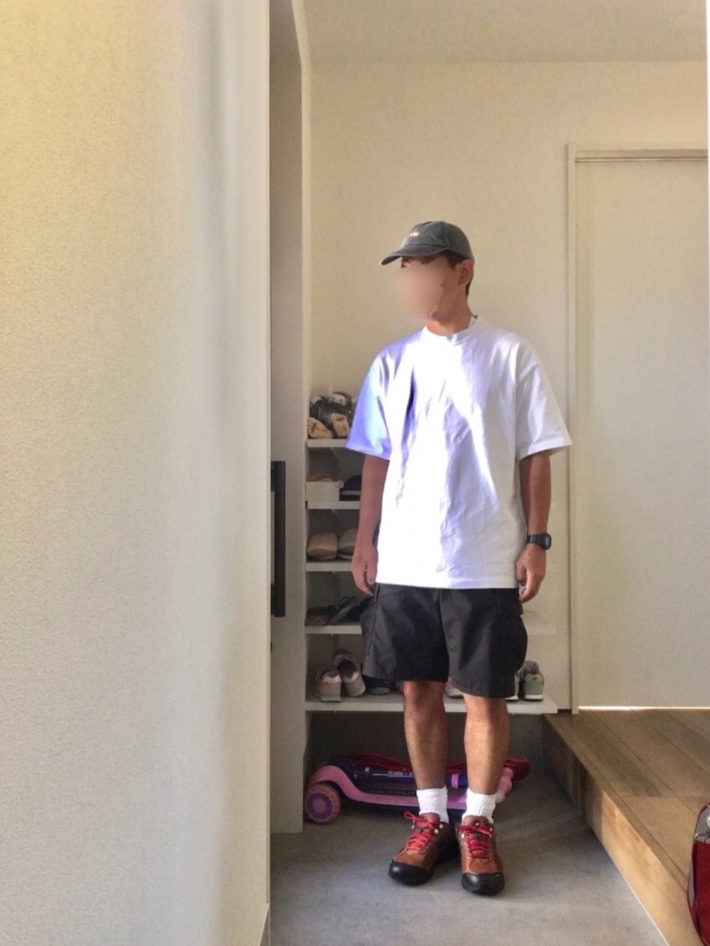 ホワイト系のTシャツ/カットソー、ブラック系のパンツ、ブラウン系のスニーカーを着用したメンズの夏コーディネートの2枚目の写真