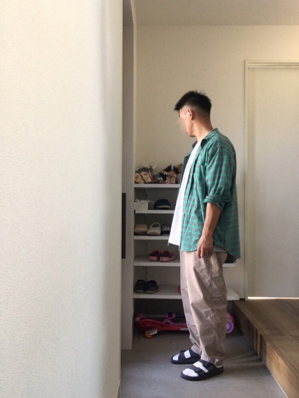 グリーン系のシャツ/ブラウス、グレー系のTシャツ/カットソー、ベージュ系のその他パンツを着用したメンズの春コーディネートの2枚目の写真