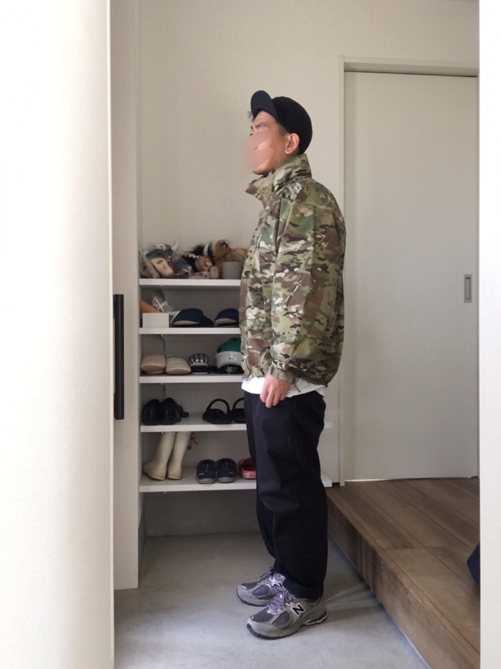 グリーン系のミリタリージャケット、グレー系のTシャツ/カットソー、ブラック系のその他パンツを着用したメンズの春コーディネートの2枚目の写真