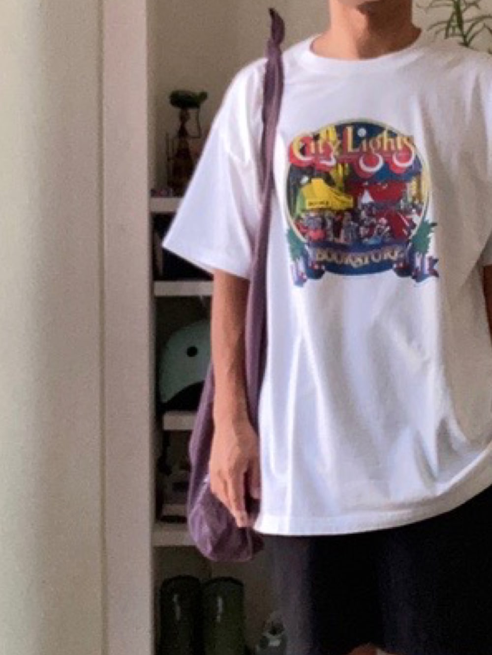 パープル系のエコバッグ/サブバッグを着用したメンズの夏コーディネートの2枚目の写真