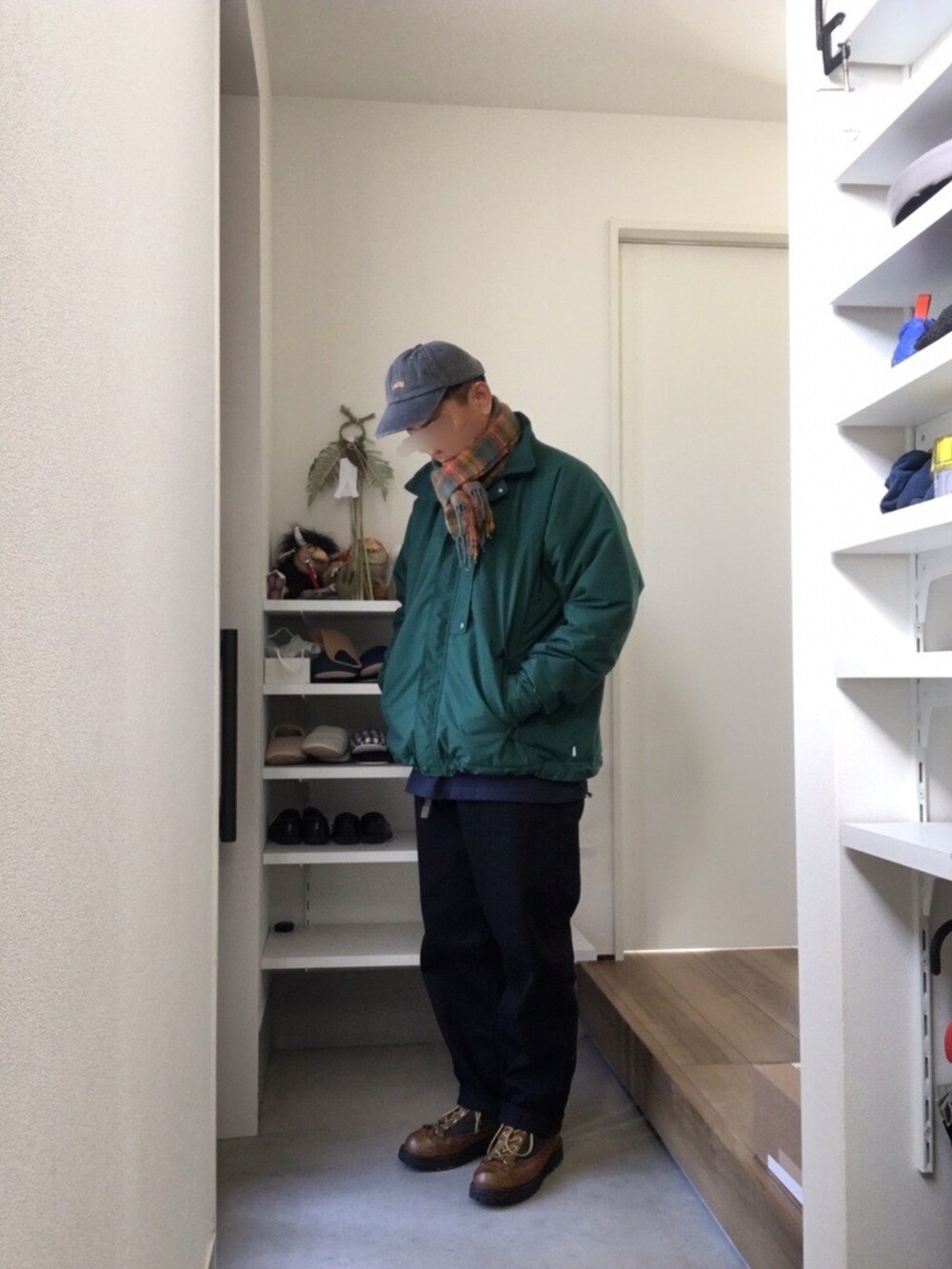 グリーン系のナイロンジャケット、ブルー系のスウェット、ブルー系のTシャツ/カットソーを着用したメンズの冬コーディネートの2枚目の写真