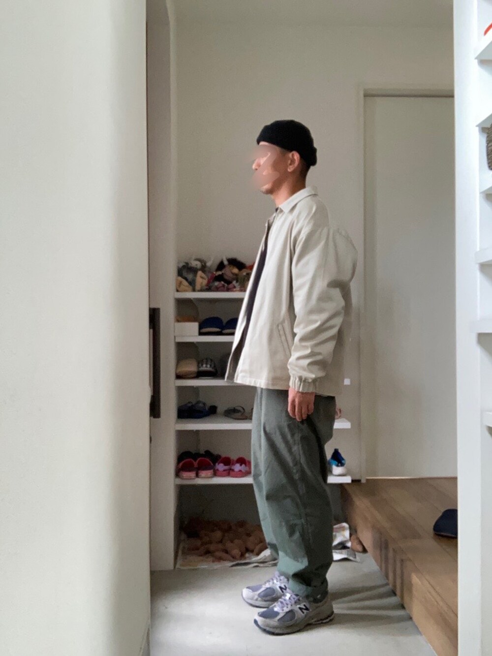 ベージュ系のブルゾン、ブラック系のスウェット、グレー系のTシャツ/カットソーを着用したメンズの秋コーディネートの2枚目の写真