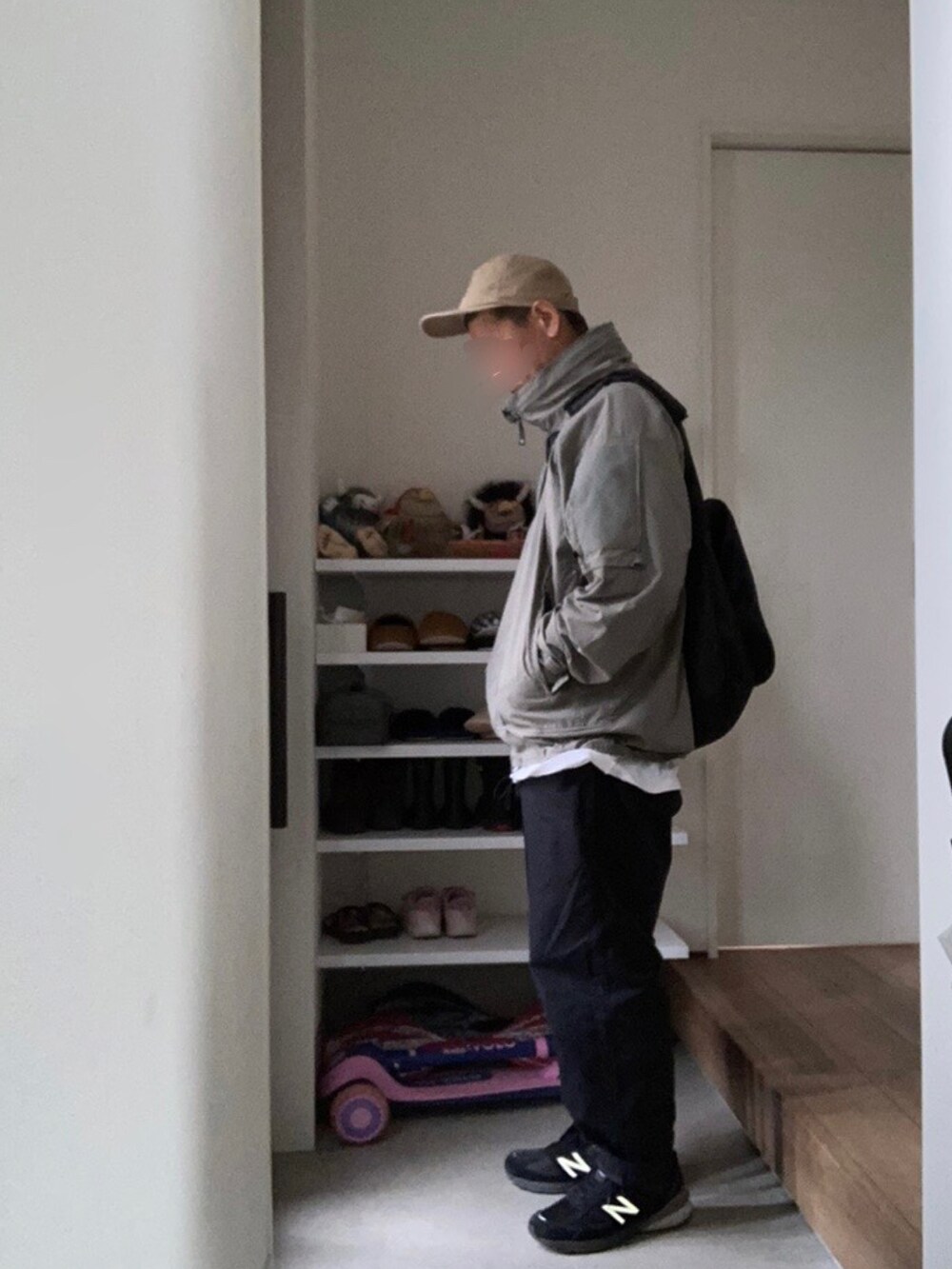 グレー系のミリタリージャケット、ブラック系のその他パンツ、ブラック系のスニーカーを着用したメンズの春コーディネートの2枚目の写真