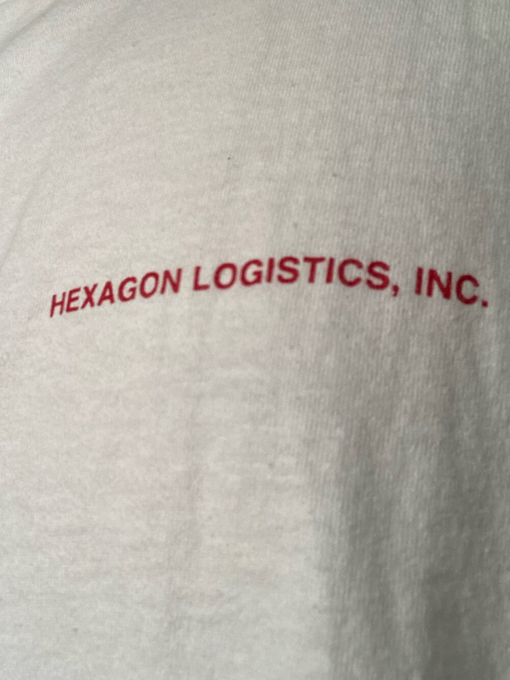 ホワイト系のTシャツ/カットソー、ブラック系のその他パンツ、ブラック系のサンダルを着用したメンズの夏コーディネートの3枚目の写真