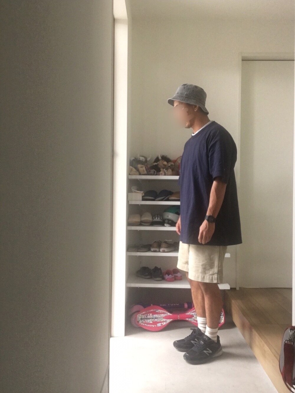 ブルー系のTシャツ/カットソー、ベージュ系のチノパンツ、ブラック系のスニーカーを着用したメンズの夏コーディネートの2枚目の写真