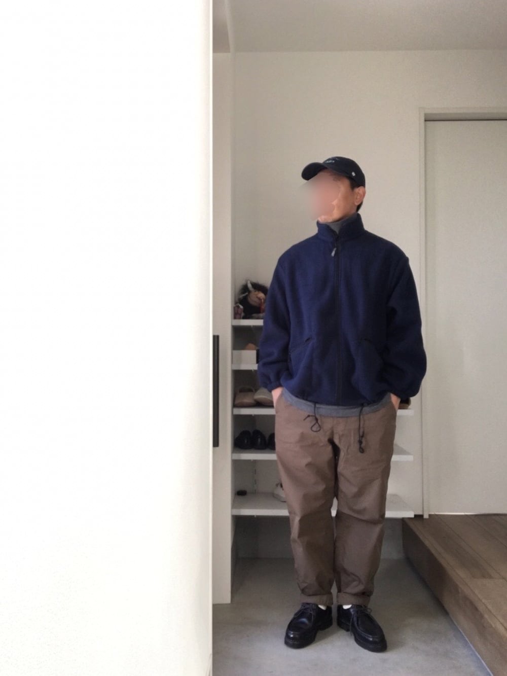 ブルー系のブルゾン、ブラウン系のその他パンツ、グレー系のTシャツ/カットソーを着用したメンズの冬コーディネートの2枚目の写真