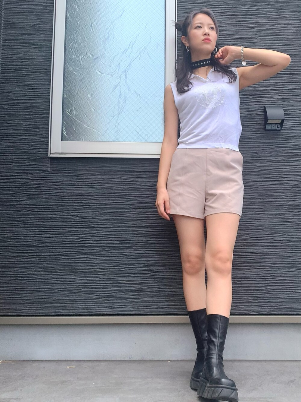 ホワイト系のTシャツ/カットソー、ホワイト系のデニムジャケット、ブラック系のブーツを着用したレディースの夏コーディネートの2枚目の写真