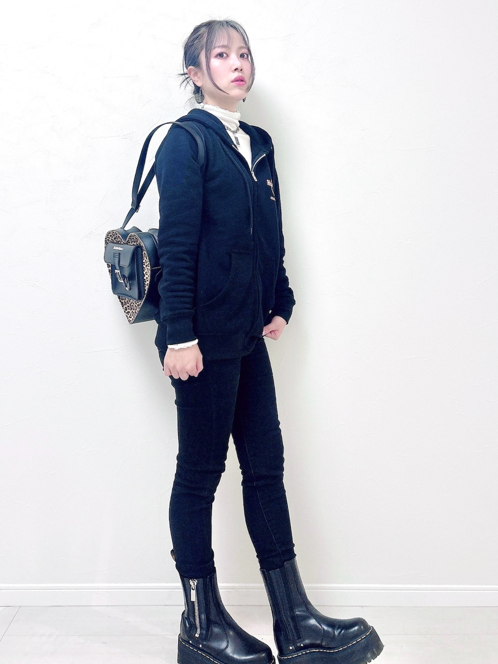 ブラック系のデニムパンツ、その他のバックパック/リュック、ブラック系のブーツを着用したレディースの冬コーディネートの2枚目の写真