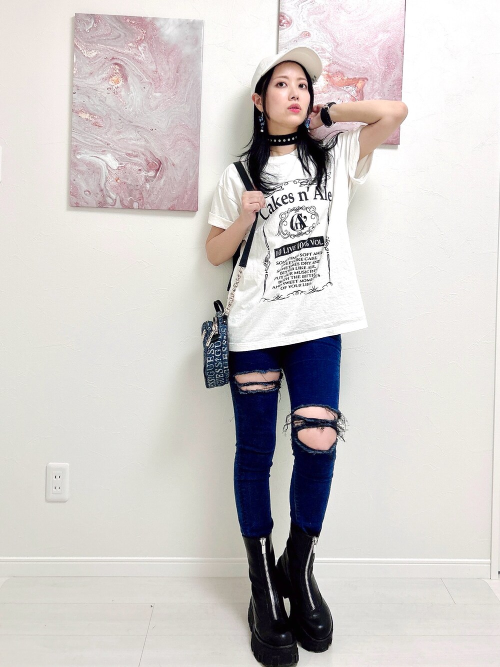 ホワイト系のTシャツ/カットソー、ブルー系のショルダーバッグ、ブラック系のカーディガン/ボレロを着用したレディースの秋コーディネートの2枚目の写真