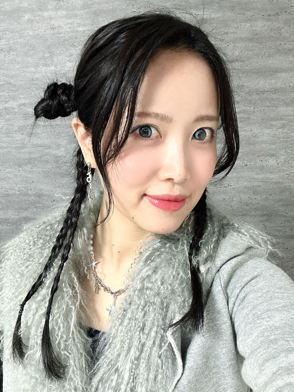 ホワイト系のジャケット/アウター、ブルー系のパンツ、ブラック系のスニーカーを着用したレディースの冬コーディネートの2枚目の写真