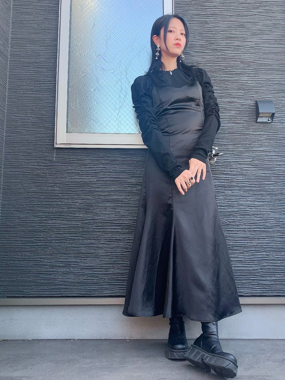 ブラック系のTシャツ/カットソー、パープル系のその他アウター、ブラック系のワンピースを着用したレディースの秋コーディネートの3枚目の写真