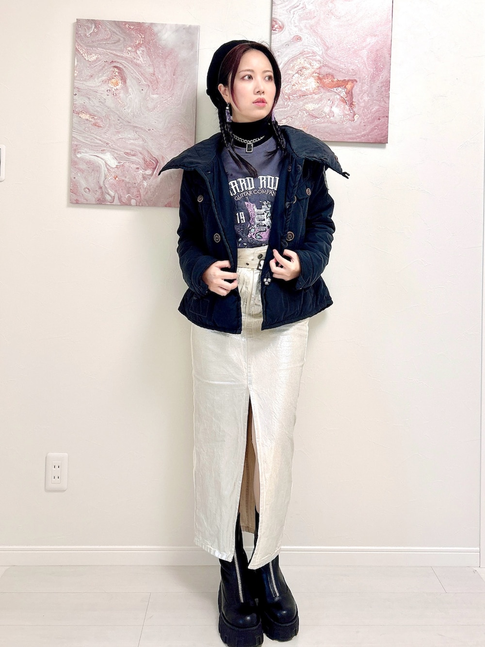 グレー系のTシャツ/カットソー、ブラック系のニット/セーター、ブラック系のブルゾンを着用したレディースの秋コーディネートの2枚目の写真