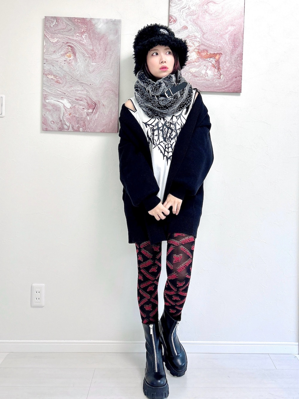 ホワイト系のスウェット、ブラック系のブーツ、ブラック系のハットを着用したレディースの秋コーディネートの2枚目の写真