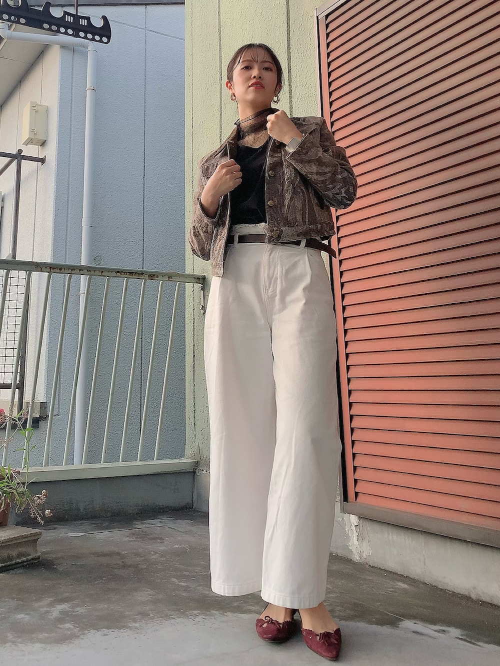 ホワイト系のデニムパンツ、パープル系のパンプス、その他のジャケット/アウターを着用したレディースの春コーディネートの2枚目の写真