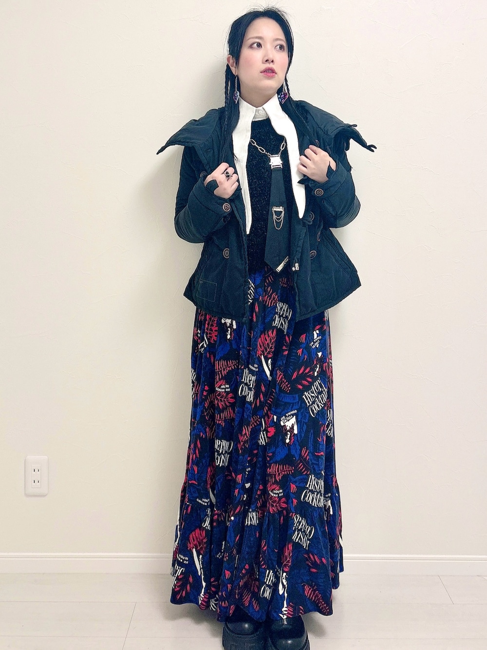 ホワイト系のシャツ/ブラウス、ブラック系のネクタイ、その他のスカートを着用したレディースの冬コーディネートの2枚目の写真