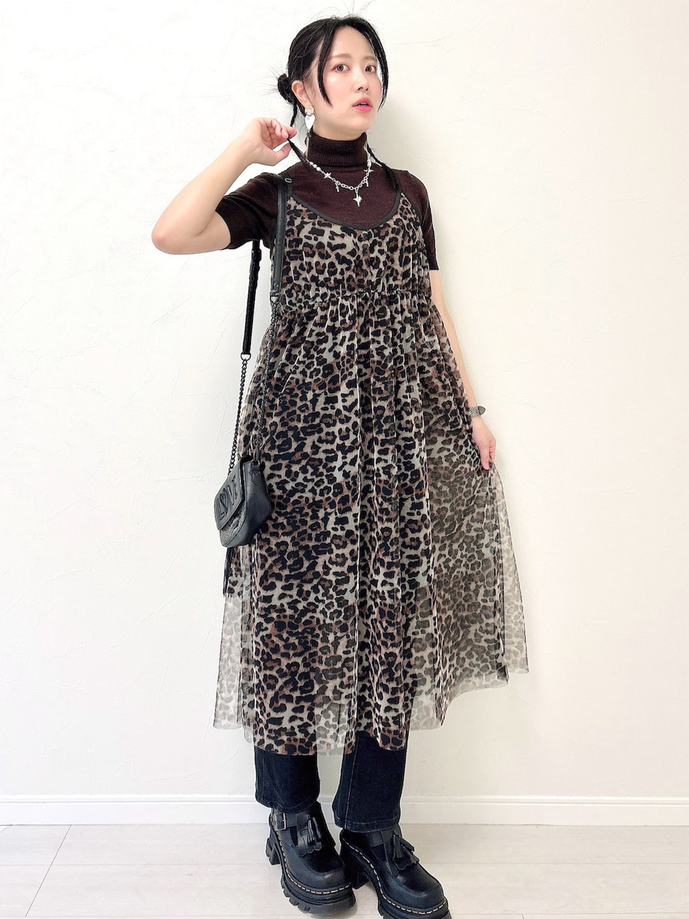 ブラック系のライダースジャケット、その他のワンピース、ブラック系のショルダーバッグを着用したレディースの春コーディネートの2枚目の写真