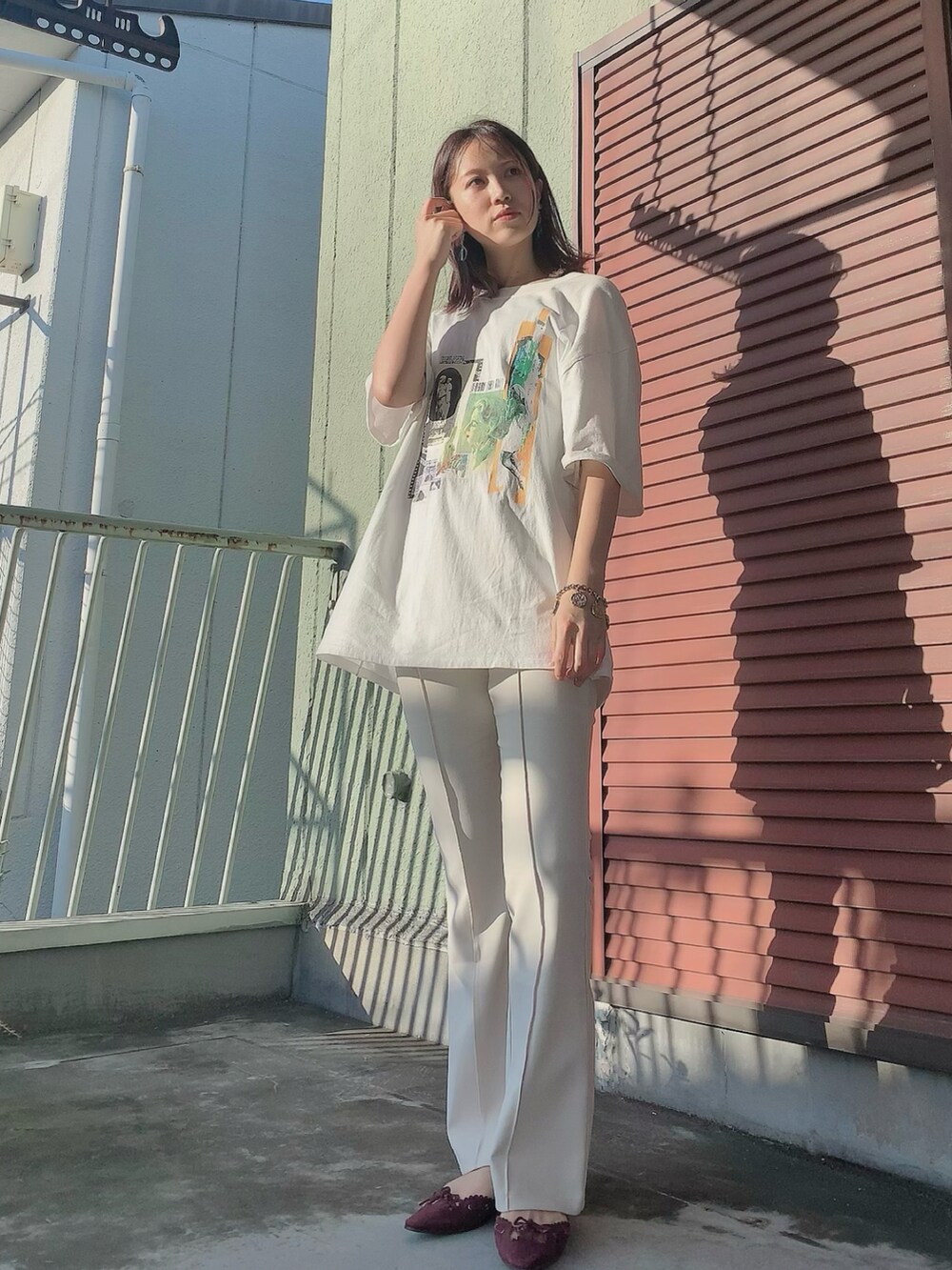 ベージュ系のトレンチコート、ホワイト系のTシャツ/カットソー、ホワイト系のスラックスを着用したレディースの春コーディネートの2枚目の写真