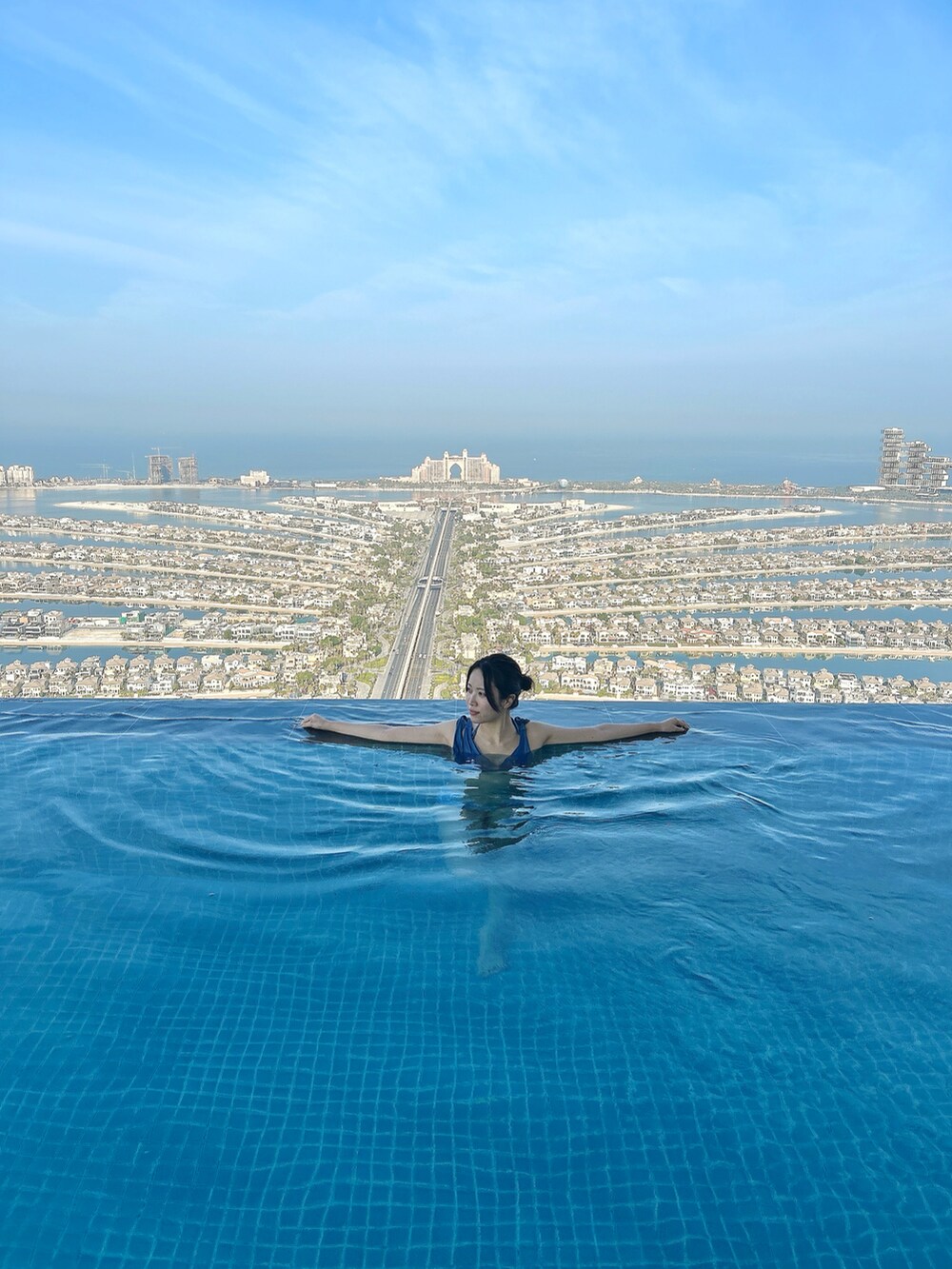 その他のジャケット/アウター、ブラック系のデニムパンツ、ブラック系のブーツを着用したレディースの冬コーディネートの3枚目の写真