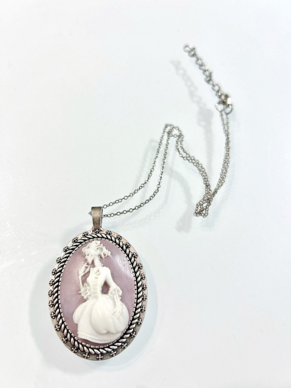 ホワイト系のニット/セーター、ブラック系のデニムジャケット、ブラック系のスカートを着用したレディースの冬コーディネートの2枚目の写真