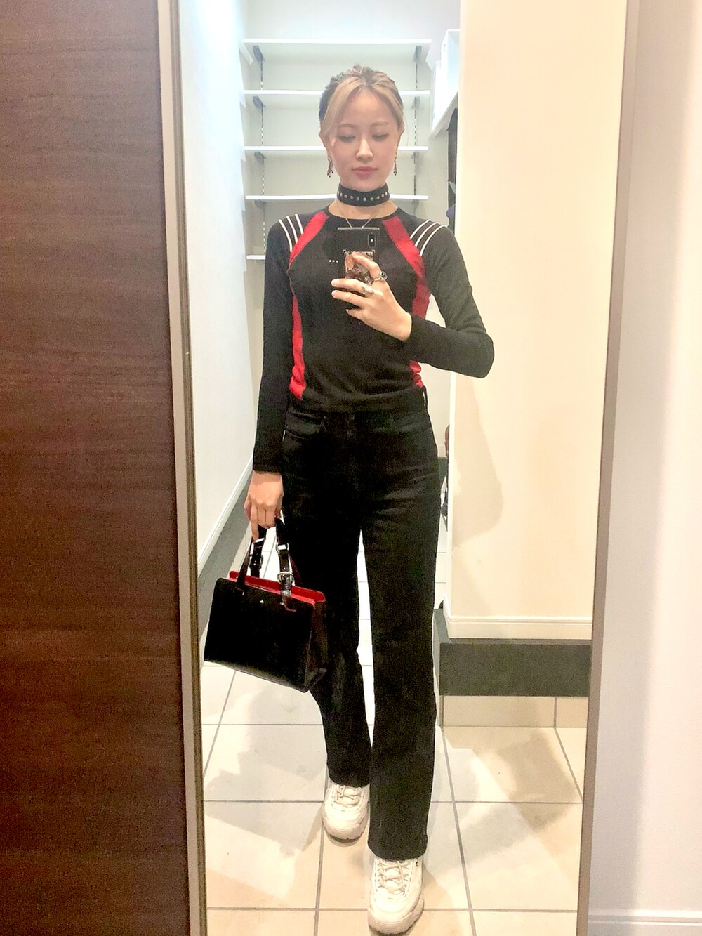 その他のジャケット/アウター、ブラック系のデニムパンツ、ブラック系のハンドバッグを着用したレディースの春コーディネートの2枚目の写真