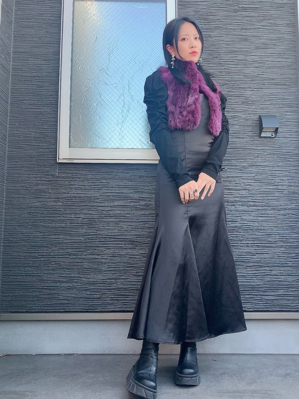 ブラック系のTシャツ/カットソー、パープル系のその他アウター、ブラック系のワンピースを着用したレディースの秋コーディネートの2枚目の写真