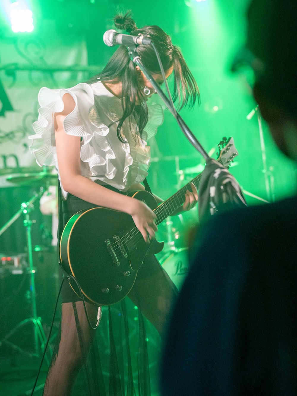 「モノトーン、オトナカジュアル、ライブ衣装、ステージ衣装、フリルブラウス、フェミニン、シースルースカート、ブラウス、厚底ブーツ、シルバーアクセサリー」｜「関西ファッション連合のアイテム（シャツ/ブラウス、ホワイト系）」を使った、channieさん（レディース・162cm）の夏コーディネートの2枚目の写真