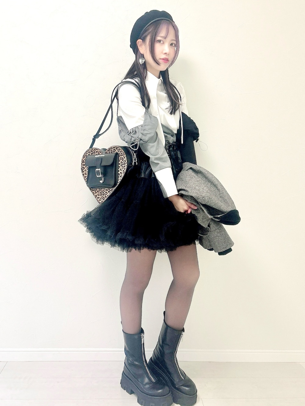 その他のバックパック/リュック、ホワイト系のシャツ/ブラウス、グレー系のジャケット/アウターを着用したレディースの秋コーディネートの2枚目の写真