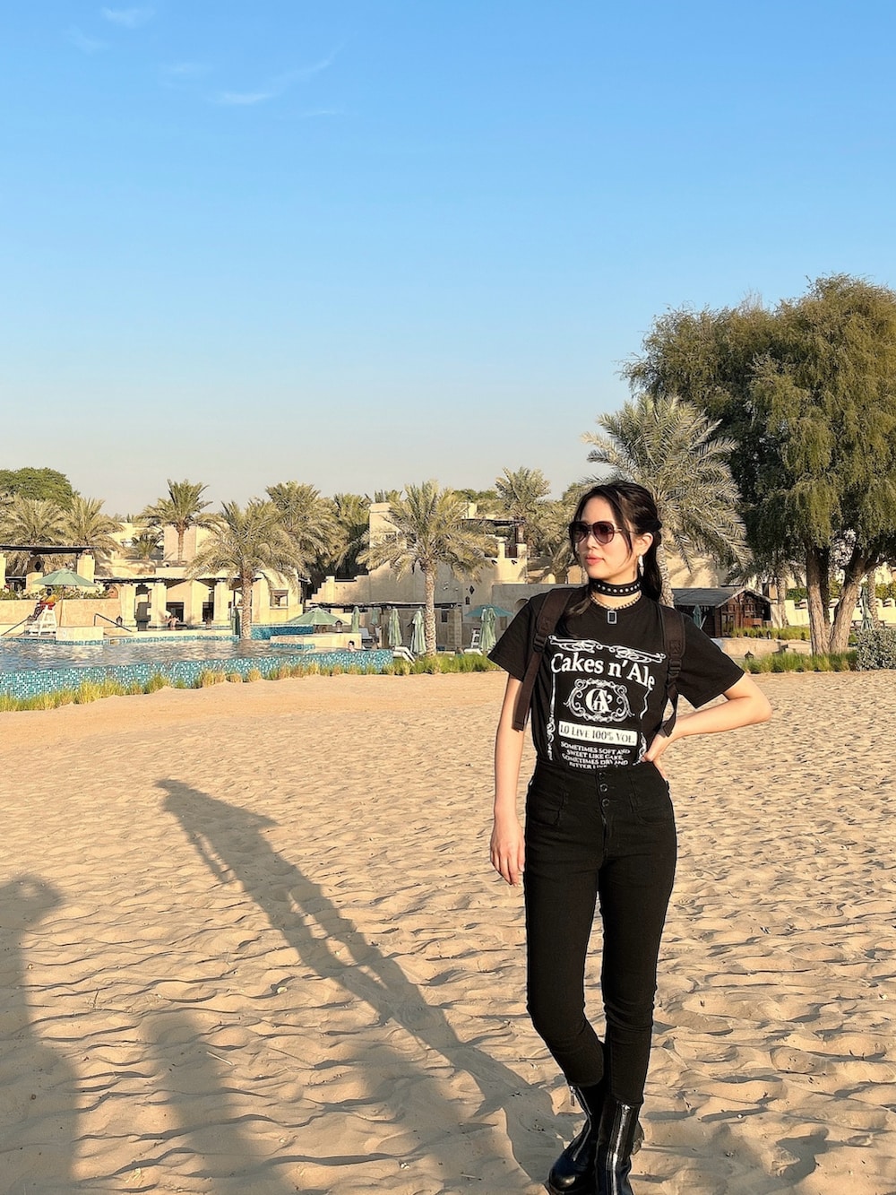 その他のジャケット/アウター、ブラック系のデニムパンツ、ブラック系のブーツを着用したレディースの冬コーディネートの2枚目の写真