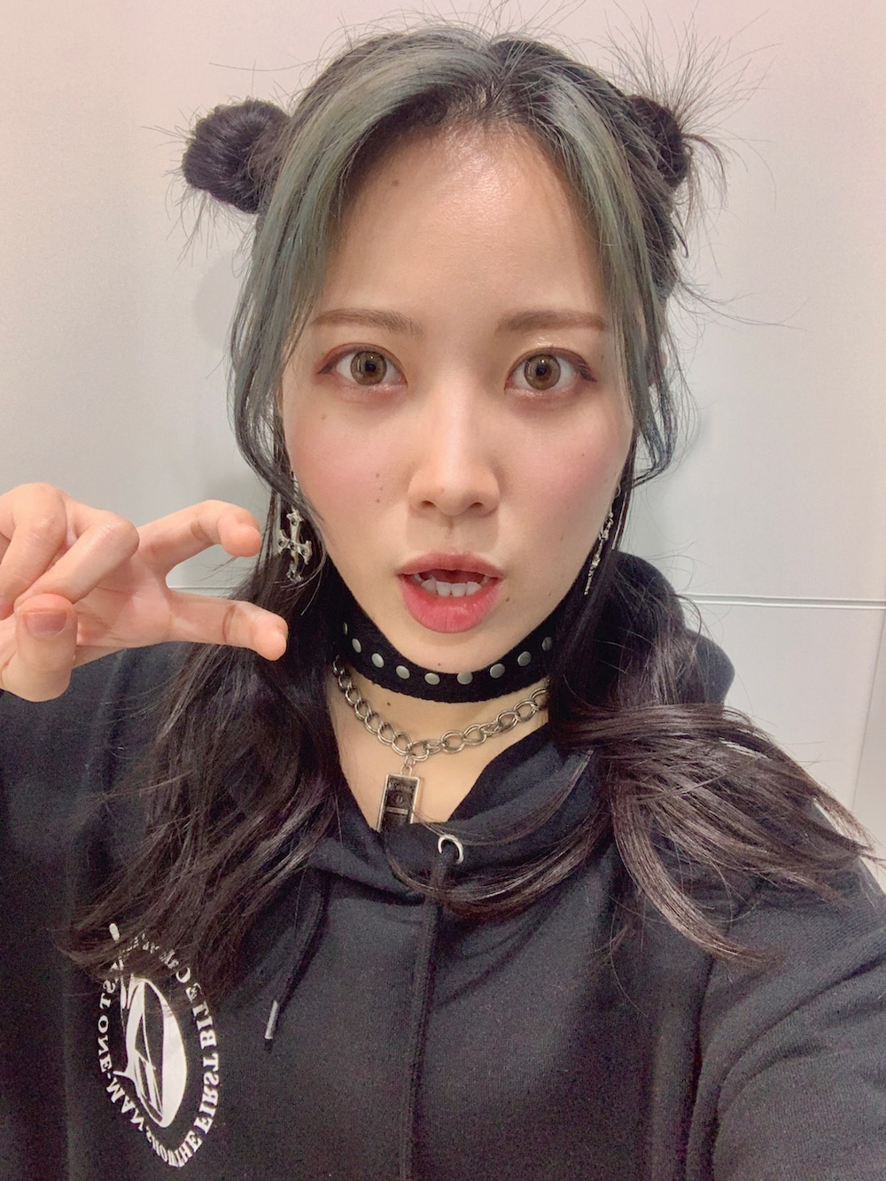 ブラック系のパーカー、ブラック系のブーツ、ブラック系のネックレスを着用したレディースの冬コーディネートの2枚目の写真