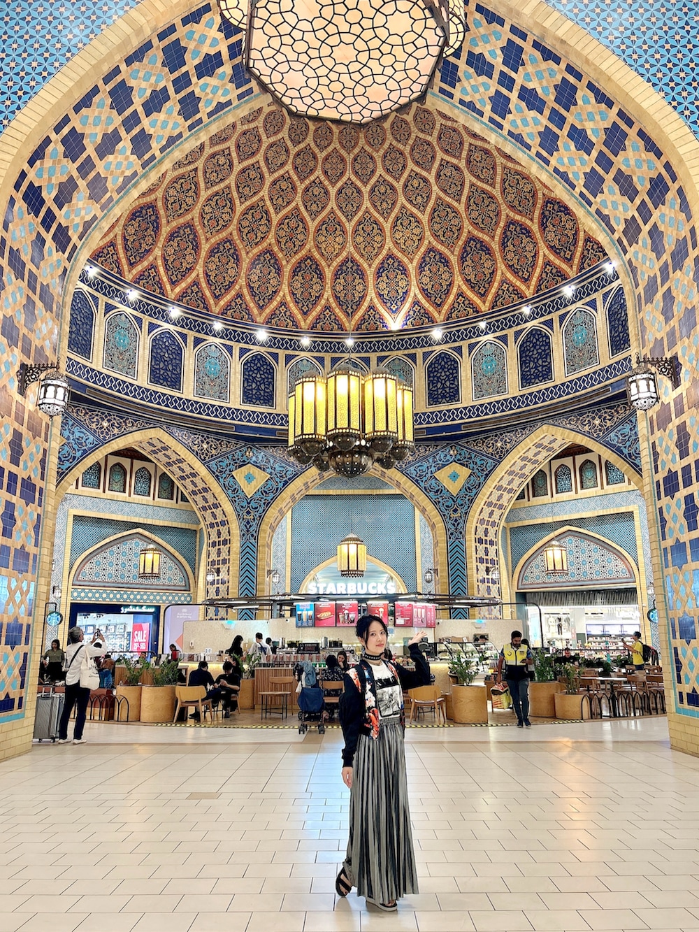 その他のジャケット/アウター、ブラック系のデニムパンツ、ブラック系のブーツを着用したレディースの冬コーディネートの4枚目の写真