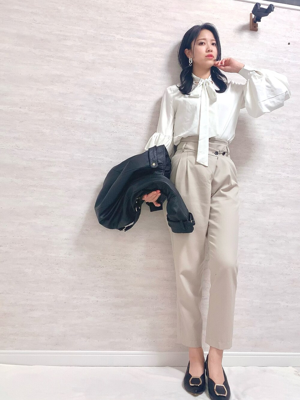 ブラック系のノーカラージャケット、ホワイト系のシャツ/ブラウス、ベージュ系のその他パンツを着用したレディースの冬コーディネートの2枚目の写真