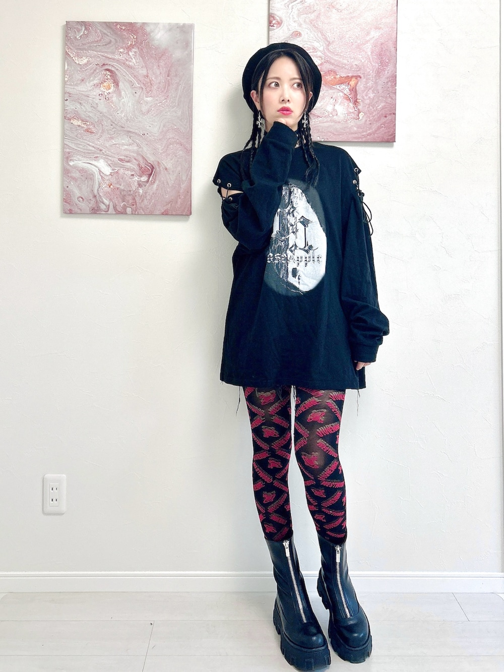 ブラック系のTシャツ/カットソー、ブラック系のブーツ、ブラック系のハンチング/ベレー帽を着用したレディースの秋コーディネートの2枚目の写真