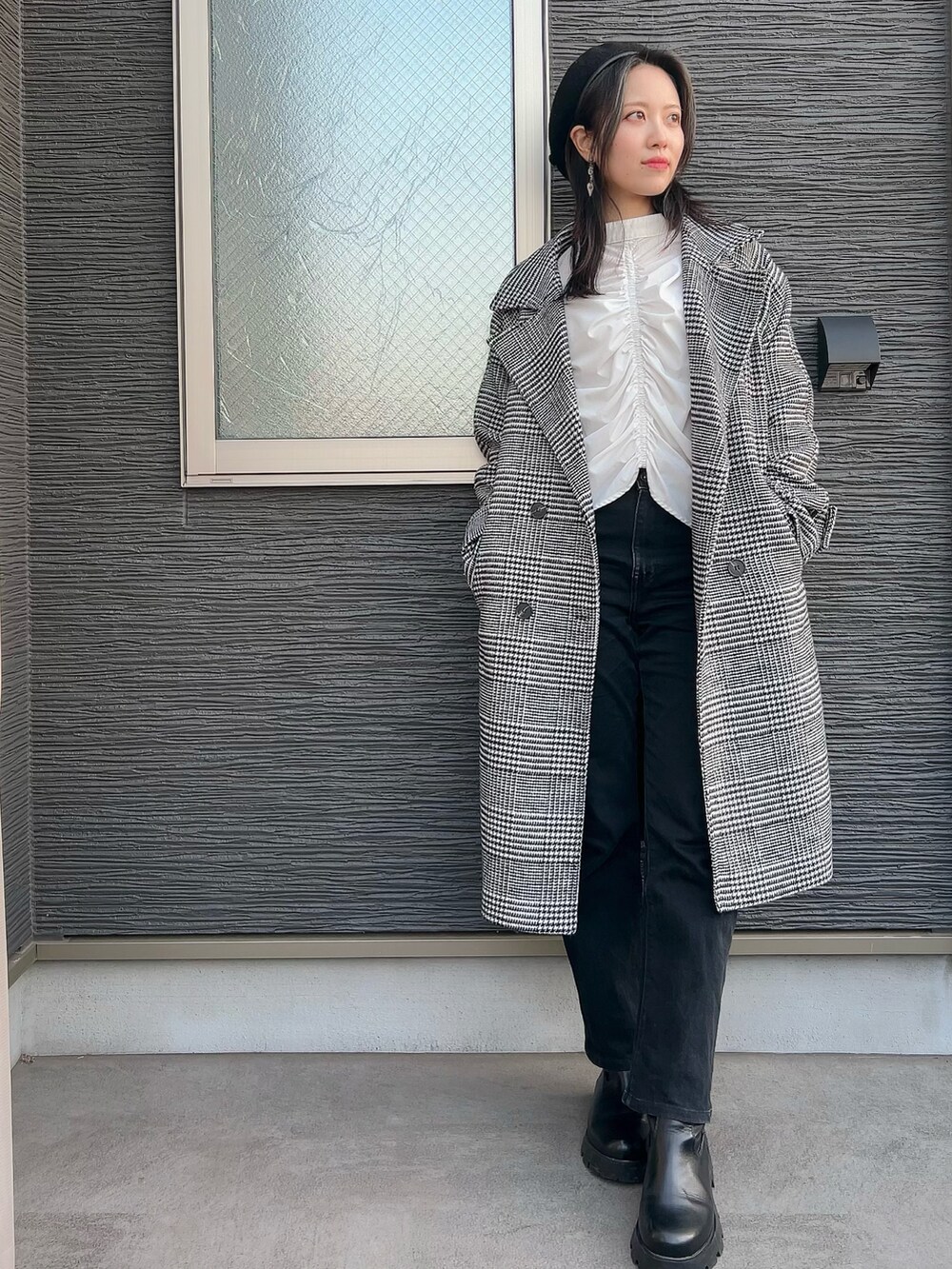 ホワイト系のシャツ/ブラウス、その他のジャケット/アウター、ブラック系のデニムパンツを着用したレディースの春コーディネートの2枚目の写真