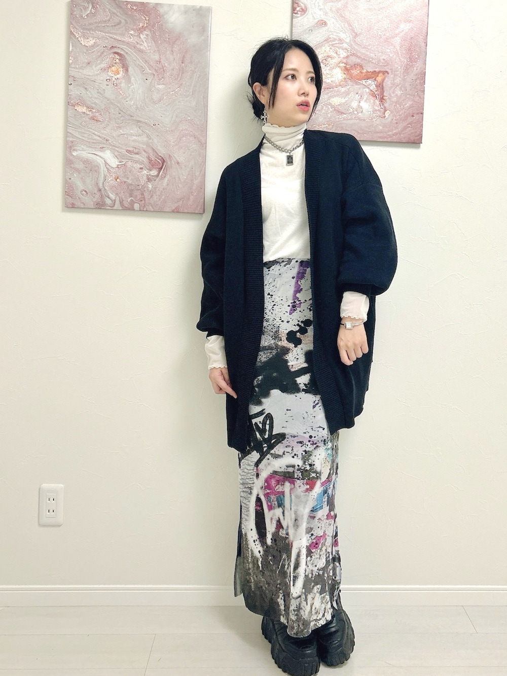 ホワイト系のTシャツ/カットソー、ブラック系のカーディガン/ボレロ、その他のスカートを着用したレディースの秋コーディネートの2枚目の写真