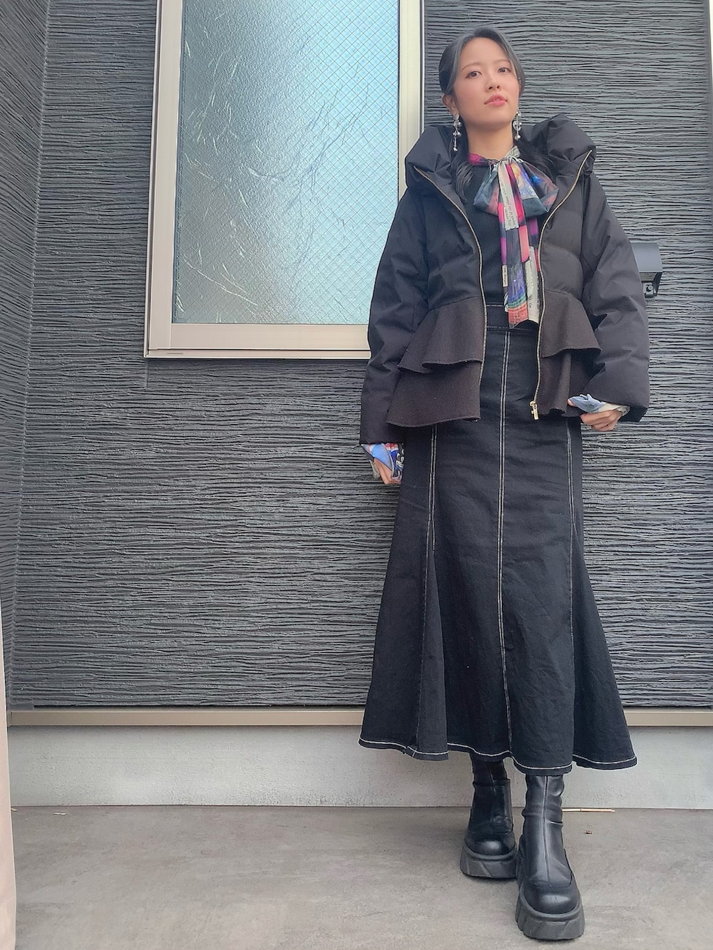 ブラック系のシャツ/ブラウス、ブラック系のTシャツ/カットソー、ブラック系のスカートを着用したレディースの冬コーディネートの2枚目の写真