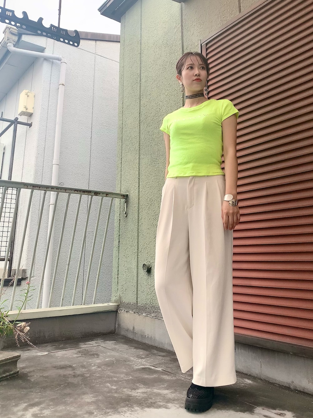 その他のジャケット/アウター、イエロー系のTシャツ/カットソー、ホワイト系のパンツを着用したレディースの春コーディネートの2枚目の写真