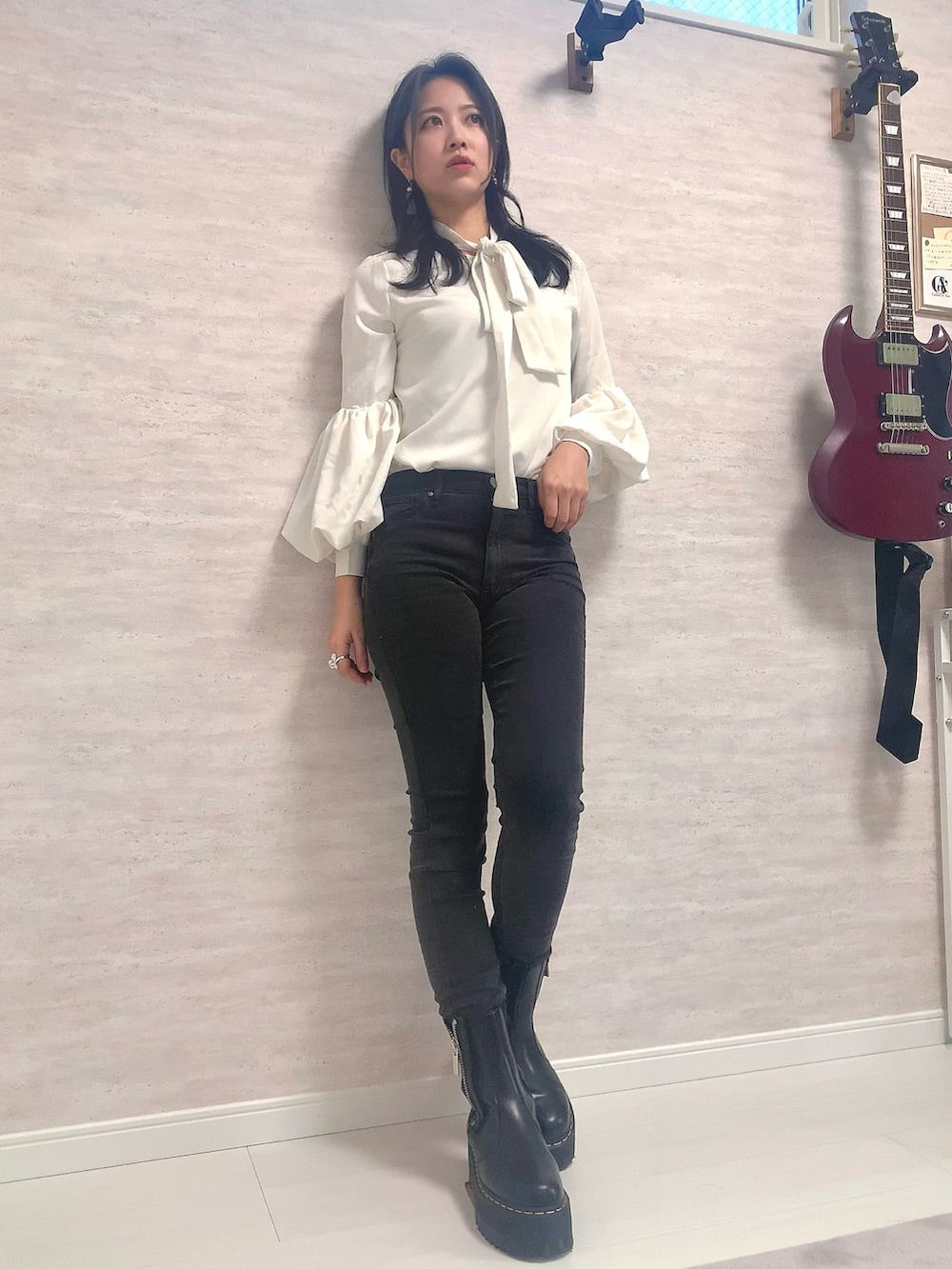 ブラック系のジャケット/アウター、ブラック系のデニムパンツ、ブラック系のブーツを着用したレディースの冬コーディネートの2枚目の写真