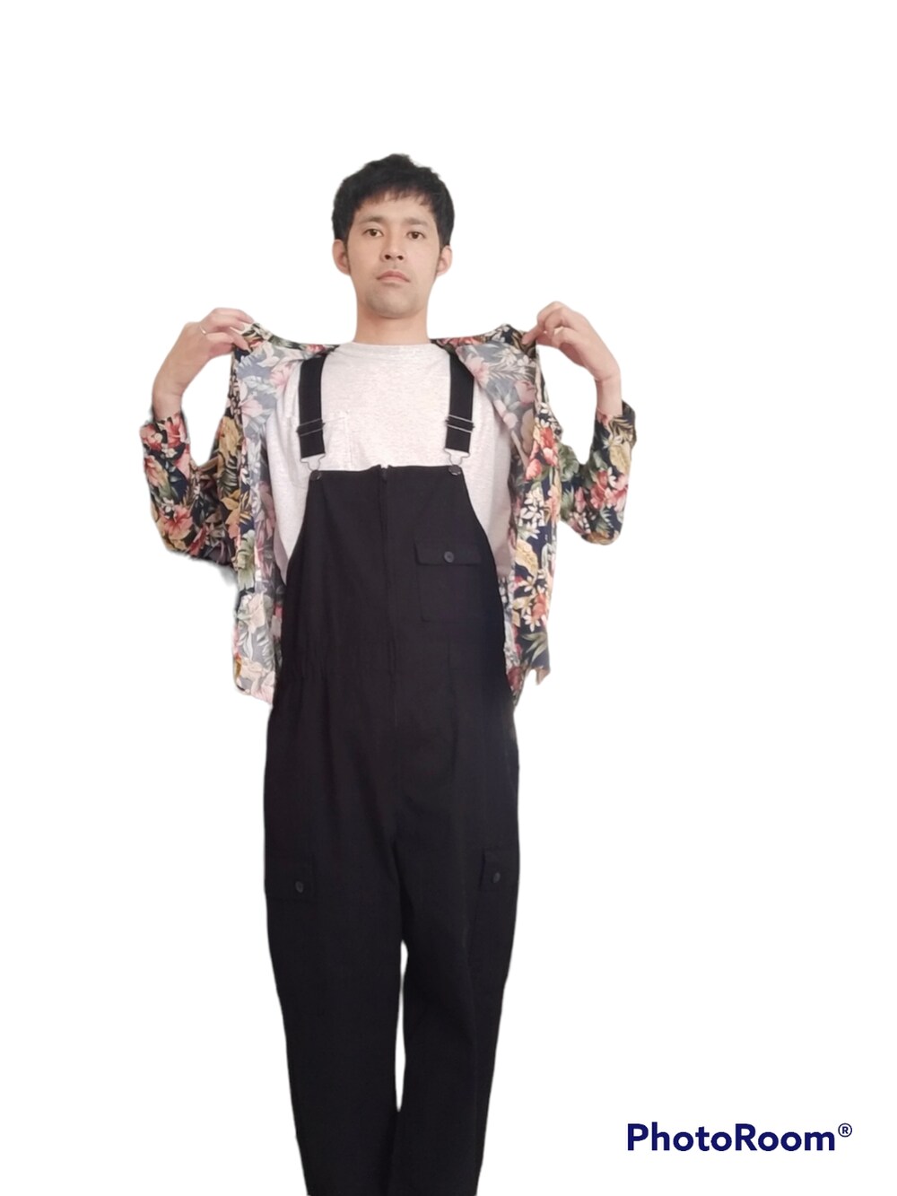 ブラック系のパンツを着用したメンズの春コーディネートの2枚目の写真