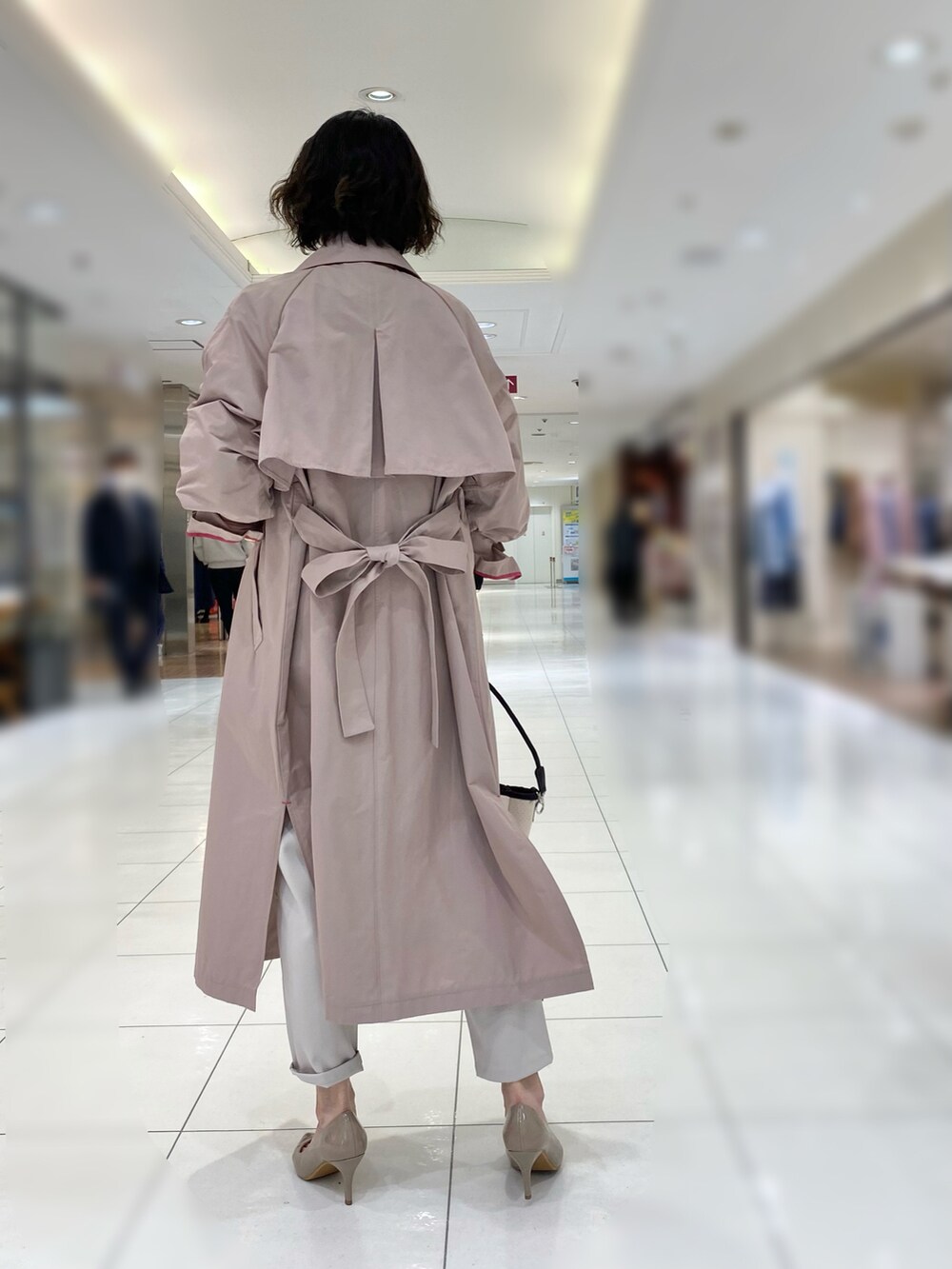 「春、オトナカジュアル、休日スタイル、カジュアルコーデ、お洒落さんとつながりたい、春夏コーデ、きれいめコーディネート、春アウター、カラーコーデ、ミニバッグ、ピンクコーデ、パステルカラー、ドット、ボウタイ、リボン」｜「Qのドットタイブラウス（シャツ/ブラウス、ホワイト系）」を使った、Q♡suzuさん（レディース・160cm）の春コーディネートの2枚目の写真