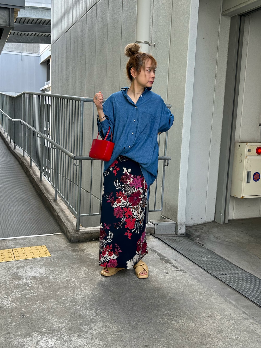 レッド系のバッグ、ブルー系のシャツ/ブラウス、ブルー系のスカートを着用したレディースの春コーディネートの5枚目の写真