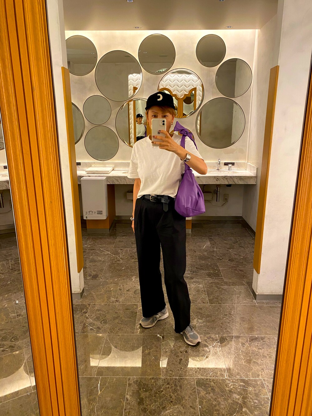 ホワイト系のTシャツ/カットソー、ブラック系のチノパンツ、パープル系のバッグを着用したレディースの秋コーディネートの2枚目の写真